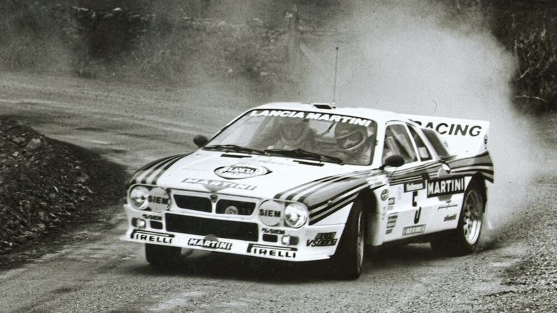 Der Rally 037 besitzt einen Mittelmotor, der es mithilfe eines mechanischen Roots-Kompressors in der Rallye-Ausführung auf 228 kW (310 PS) bringt. Für den Sprint von 0 auf 100 km/h benötigt der zwischen 980 und 1.170 kg leichte Wagen rund vier Sekunden. Das Aggregat basiert auf dem Zweiliter-16V-Motor aus dem Fiat 131 Abarth. Die Straßenversion („Stradale“) musste sich mit 151 kW (205 PS) bei 7000/min begnügen. Beim Getriebe griff Lancia auf ein ZF-Aggregat zurück, das auch im DeTomaso Pantera seine Dienst verrichtete. (Bild: Stellantis)