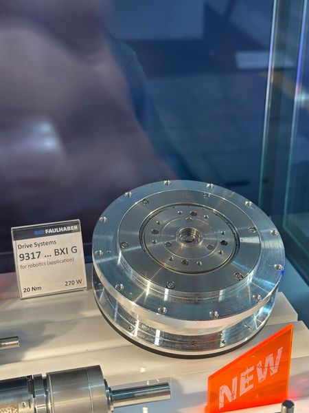 Der kompakte Innenläufermotor der Serie «BXI» von Faulhaber vereint Motor, Getriebe und hochauflösenden Encoder in einer nur 34 mm langen Einheit und liefert dabei bis zu 20 Nm Drehmoment bei 270 W Leistung. Das leichte Aluminiumgehäuse sorgt für optimale Kühlung sowie Korrosionsbeständigkeit, während ein spielarmes Stufen-Planetengetriebe für hohe Leistungsdichte und lange Lebensdauer sorgt. Ein präziser 15-Bit-Absolutencoder mit SSI-Protokoll gewährleistet auch bei Störeinflüssen eine zuverlässige Positioniergenauigkeit. Dank robuster M12-Schnittstellen für Motorversorgung und Encoder lässt sich der «BXI» einfach und Plug & Play in bestehende Systeme integrieren – ideal als kompakter Gelenkantrieb für humanoide Roboter, wo jedes Gramm und jeder Millimeter zählt. (Bild: Jeremy Streiff)