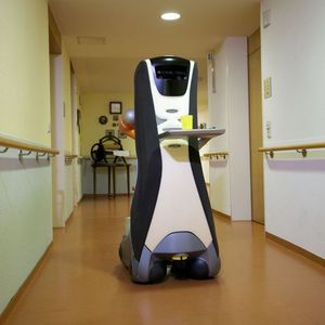 Der Roboter bringt ein Getränk zum Aufenthaltsraum des Altenheims