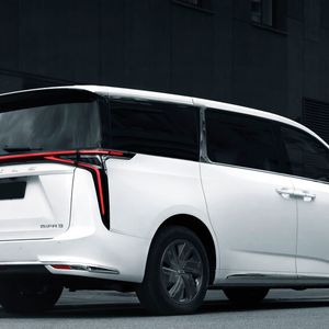 Der deutlich über fünf Meter lange Elektro-Van bietet sieben Sitze und viel Platz.(Bild:  Maxus)