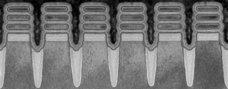 Im Bild eher unscheinbar, doch er ist eine Sensation: der 2-Nanometer-Chip von IBM, hier unter den Elektronenmikroskop. 2 Nanometer ist dünner als ein menschlicher DNA-Strang. 