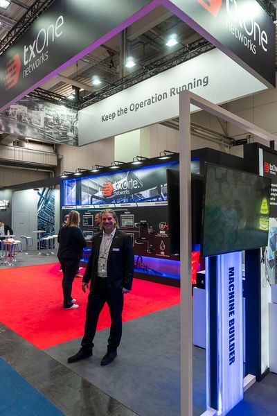 TX One präsentierte mit Sage One eine zentrale Managementkonsole für einen Überblick über die Angriffsfläche cyber-physischer Systeme (CPS) in der OT-Umgebung. Die Plattform ermöglicht die zentrale Steuerung aller drei Produktlinien von TX One: Stellar für den Endpunktschutz, Element für die Sicherheitsinspektion und Edge für die Netzwerkabwehr. Durch integrierte OT-Sicherheit über den gesamten Lebenszyklus der geschützten Objekte soll Sage One eine zuverlässige Erkennung und Reaktion auf Bedrohungen bieten, wobei die Lösung die drei Hauptbereiche CPS Attack Surface Management, integrierter Lebenszyklus-Schutz und CPS-Bedrohungserkennung und -Reaktion abdeckt. (Bild: Vogel Communications Group)