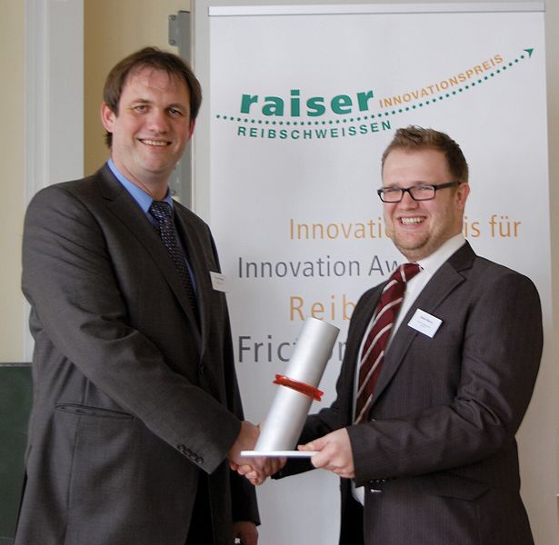 Dr. Elmar Raiser (links) überreicht Kemal Mucic den „Raiser-Innovationspreis für Reibschweißen“. (Bild: Reiser)