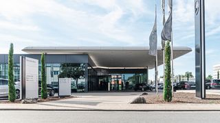 In Bensheim hat die Autowelt Ebert den Mercedes-Betrieb umfassend modernisiert. Um den Traditionsstandort herum sind mehrere Betriebe hinzugekommen. (Bild: Autowelt Ebert)
