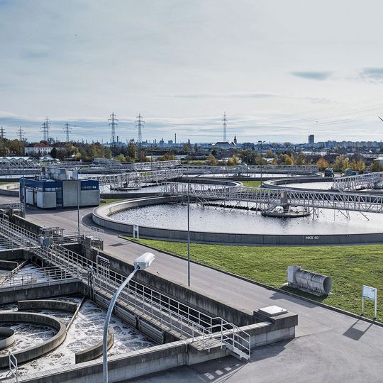 Die Kläranlage Wien soll zum Ökokraftwerk umgewandelt werden – ohne intelligente und vernetzte Komponenten der Automatisierungstechnik undenkbar. Die Kläranlage Wien soll zum Ökokraftwerk umgewandelt werden – ohne intelligente und vernetzte Komponenten der Automatisierungstechnik undenkbar.