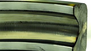 Geriffelte Oberfläche an einem Laufring, verursacht durch Lagerströme  Bild: Electro Static Technology (Archiv: Vogel Business Media)