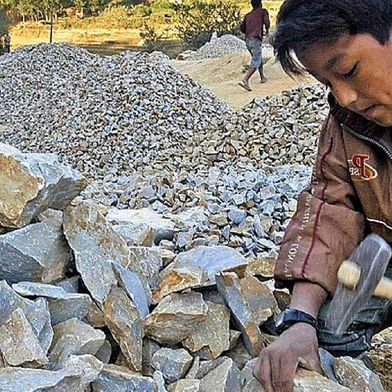 Die Kinderarbeit geht laut Unicef zwar weltweit zurück, doch das Lieferkettengesetz soll dennoch unter anderem so etwas vermeiden helfen. Die Unternehmen beklagen aber die Kosten und die Mühen, die dadurch entstehen. Es ist zwar eine Vereinfachung geplant, doch die freut nicht alle. (Bild: Baclawash)