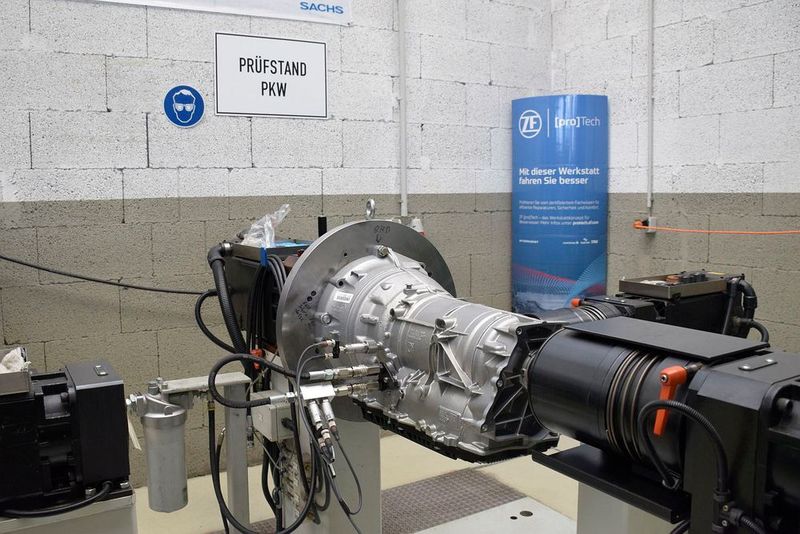 Gleiches gilt für das Gesamtgetriebe, für das ZF in Holzwickede einen speziellen Prüfstand aufgebaut hat. So etwas ist unter Werkstattbedingungen natürlich nicht denkbar. (»kfz-betrieb«/Jan Rosenow)