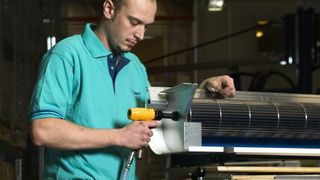 Actio gleich Reactio: Drehen darf sich nur die Schraube, nicht das Werkzeug. Schraubwerkzeuge, die bei Erreichen des voreingestellten Anzugsmomentes abschalten, minimieren das Reaktionsmoment und schonen den Bediener. (Archiv: Vogel Business Media)