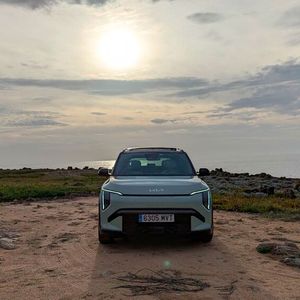 Der EV 3 tritt gegen Konkurrenten wie den Volvo EX 30, den Smart #1/#3 oder den Cupra Born an – da kann eine markante Optik nicht schaden.(Bild:  Rosenow – VCG)