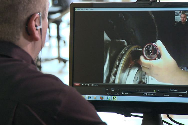 Der Technikexperte des Importeurs steuert den Roboter über einen PC. (Foto: kfz-betrieb)
