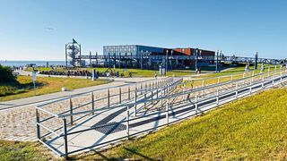 Die Geländer auf dem weitläufigen „Deck“ in Norddeich hat die OTG elektropoliert – die Bearbeitung schützt vor Korrosion. (Bild: OTH/OTG)