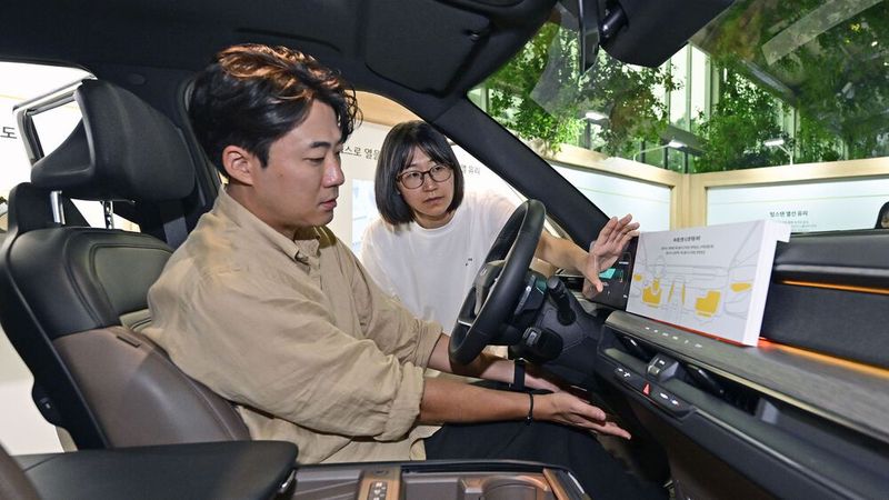 Der Kia EV9 verfügt über neun Heizpaneele, die sich unter anderem an der Lenksäule, der Fahrertür und der Mittelkonsole sowie an der Beifahrertür und unter dem Handschuhfachboden befinden.(Bild:  Kia)