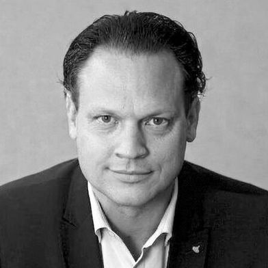Jascha Bräuer, Leiter Autobörse.de, Openbank Deutschland (Bild: Openbank Deutschland / mit KI bearbeitet)