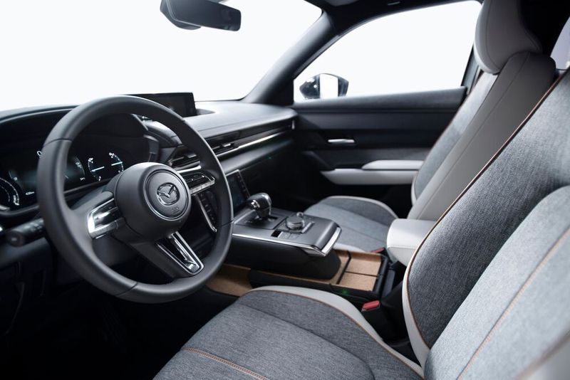 Das horizontal gestaltete Cockpit soll die Breite des Fahrzeugs hervorheben. (Mazda)