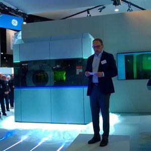 Frank Herzog, Gründer und Vorsitzender Geschäftsführer von Concept Laser stellt auf der formnext die in nur neun Monaten entwickelte neue Laserschmelzanlage vor. Sie eignet sich vor allem für Industriezweige mit Bedarf an großen und komplexen Metallkomponenten. 