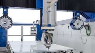 Die professionelle, mechanische Bearbeitung konkaver PUAL-Bauteile gelingt mit der weiter entwickelten Gantry-Fräsmaschine von HG Grimme Systech jetzt noch besser. Dabei handelt es sich um Sandwichmaterial aus Polyurethan und Aluminium, das etwa für Fahrzeugdächer verwendet wird. Der Omnibushersteller MAN in Polen nutzt diese Anlage bereits.  (HG Grimme Systech)