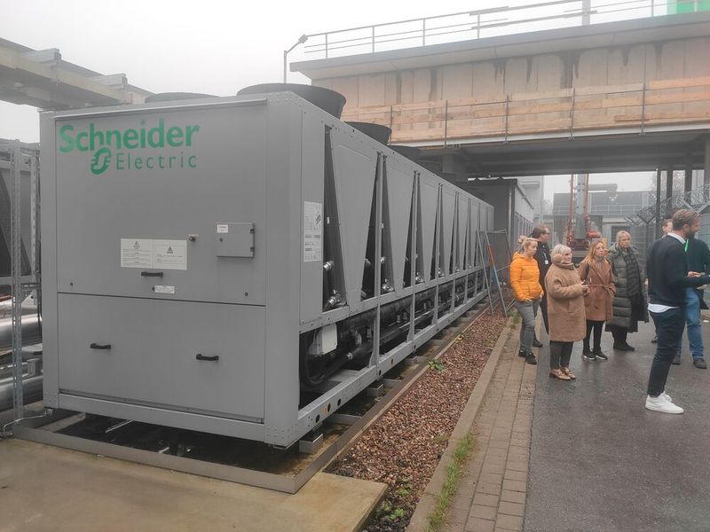 Links im Bild ist einer der großen Chiller für die freie Kühlung des Datacenters zu sehen. (Bild: Vogel IT-Medien)