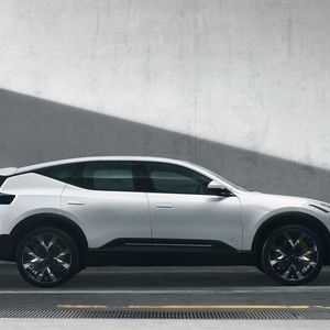 Das knapp fünf Meter lange Auto hat je einen Motor an der Vorder- und Hinterachse. (Bild:  Polestar)