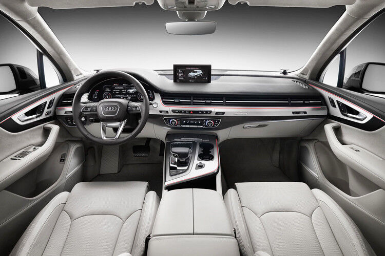 Der Innenraum wurde kräftig modernisiert: Zentrales Instrument ist nun das bereits im Sportwagen TT eingeführte virtuelle Cockpit, bei dem ein großer Bildschirm die analogen Anzeigen ersetzt und zahlreiche Zusatzinformationen bereitstellt. (Foto: Audi)