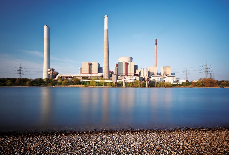Bild 1: Auch industrielle Stromverbraucher können dazu beitragen, dass die Stromnetze trotz des steigenden Anteils erneuerbarer Energien stabil bleiben. (Bild: DB Energie/Michael Utech)