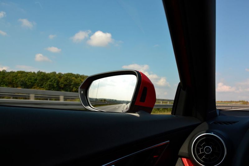 Darüber hinaus erleichtern sie es dem Fahrer die Spur zu wechseln und zu halten, weisen auf wichtige Verkehrszeichen hin, und unterstützen beim Parken. (Michel/»kfz-betrieb«)