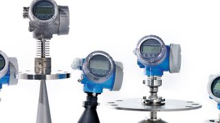 Vielfältige Einsatzmöglichkeiten in Flüssigkeiten und Schüttgütern durch angepasste Gerätevarianten. (Bild: Endress+Hauser)