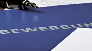 Auch wenn die klassische Bewerbung per Anschreiben und Mappe wohl nie aussterben wird: Aussagekräftig genug sind diese Unterlagen in den seltensten Fällen. (© Björn Wylezich - Fotolia.com)