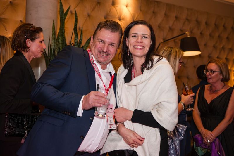 Thomas Auer (Knorr Bremse) und Svenja Mohn (Vogel IT Medien) freuen sich auf die Party. (Bild: www.hamann.photo)
