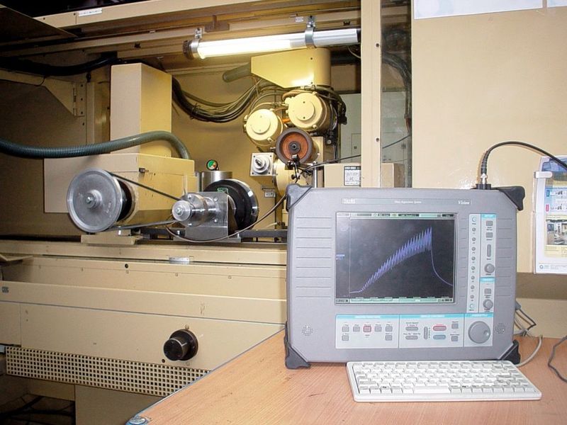 Bild 2: Werkzeugmaschine mit Vorrichtung und Messgerät zur Anzeige der Temperaturveränderung der geschliffenen Oberfläche.  (Bild: ISF)