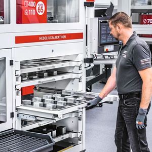Der Marathon RZ430 verbindet Paletten- und Werkstückhandling in einer Hybridautomationslösung für die Acura-Baureihe.(Bild:  Heddelius/Schoening Fotodesign)