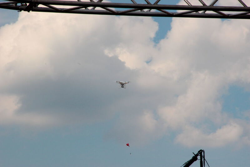 Gebannt blicken alle Anwesenden in die Luft: Ein Quadcopter fliegt ein wichtiges Utensil ein: Einen Schaltschrankschlüssel. (Reinhold Schäfer)