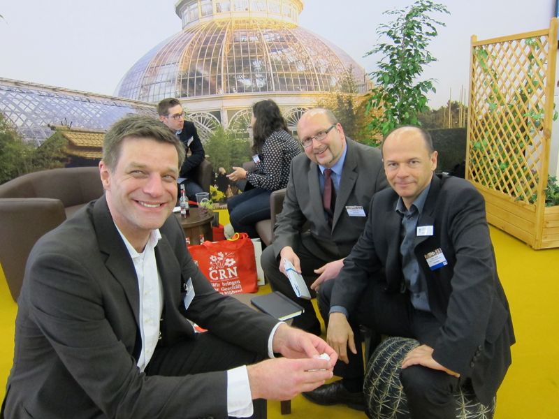 (v. r.) Stefan Klima, MMD, mit Christian Holl, Ingram Micro, und Peter Goldschmidt, Macnetix  (Bild: IT-BUSINESS)