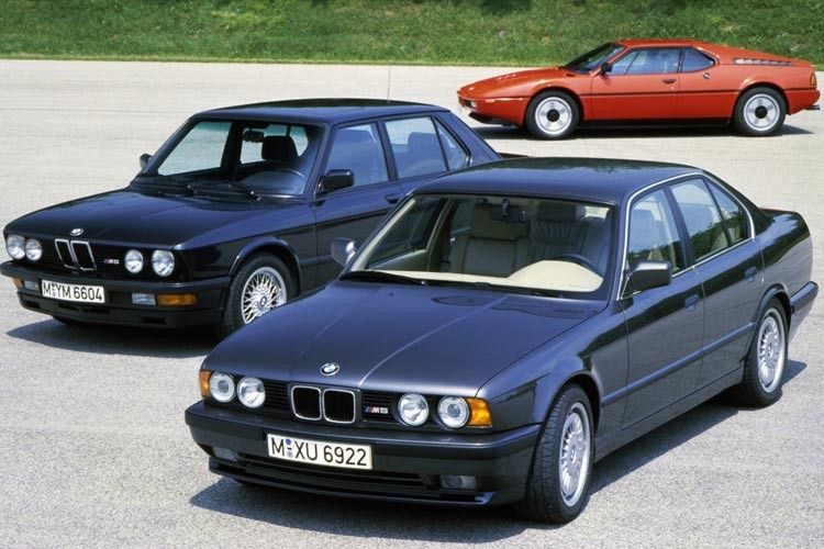 Der E34-M5 (vorne) und sein Vorgänger (E28). Im Hintergrund der M1. (Foto: BMW)