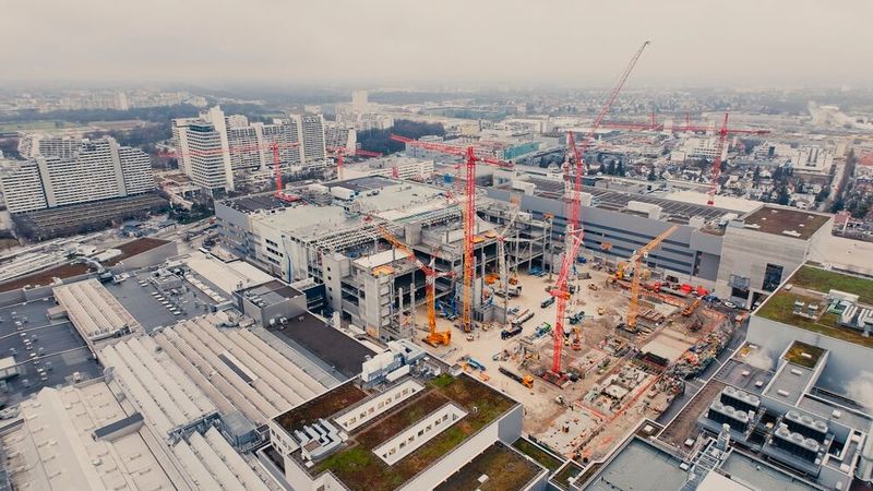 BMW Munich construction site: While production was running on the site, BMW demolished an old production hall and built a new one for body construction, assembly and logistics. (Image:BMW)
