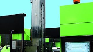 Spritzgießmaschine mit Formwerkzeug für Profile. Beim Einspritzen der Schmelze wird der Werkzeugeinsatz mit der Kavität senkrecht zur Maschinenlängsachse verschoben. (Archiv: Vogel Business Media)