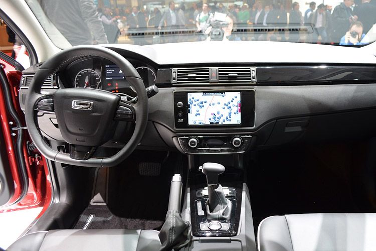 Mittelpunkt des Armaturenbretts ist der zentral angeordnete 8-Zoll-TFT-Bildschirm des Navigations- und Multimediasystems. (Foto: Rehberg)