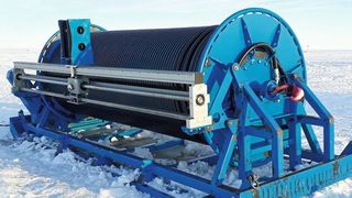 Das Uhing Rollringgetriebe wird in der Aufwickel/Abwickel-Einheit für die Heißwasserleitung eingesetzt und erlaubt den Forschenden in der Antarktik die einfache Bedienung der Anlage. (Paul Anker / British Antarctic Survey )