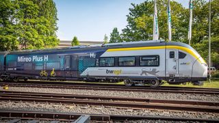 Der neu entwickelte wasserstoffbetriebene Zug Mireo Plus H am Siemens-Fertigungsstandort in Krefeld. Das Fahrzeug und die passende Infrastruktur sollen Dieseltriebzüge im Regionalverkehr ersetzen und die CO2-Emissionen auf der Schiene auf null reduzieren. (Bild: Siemens AG)