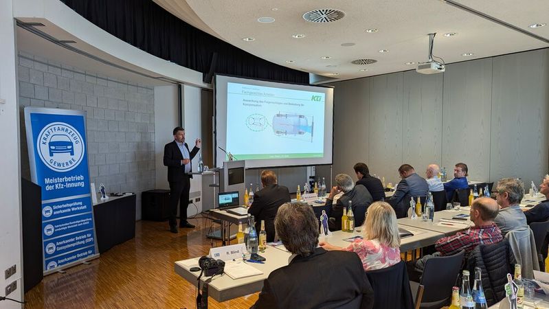 Helge Kiebach vom KTI brachte die Teilnehmer in Sachen Fahrerassistenzsysteme und ihre Reparatur auf den neuesten Stand.(Bild:  Rosenow – VCG)