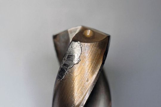 Aufgrund der chemischen Reaktivität von Titan kann sich Werkstoffmaterial an der Schneidkante festsetzen und sogenannte Aufbauschneiden bilden. (Bild:  Mikron)