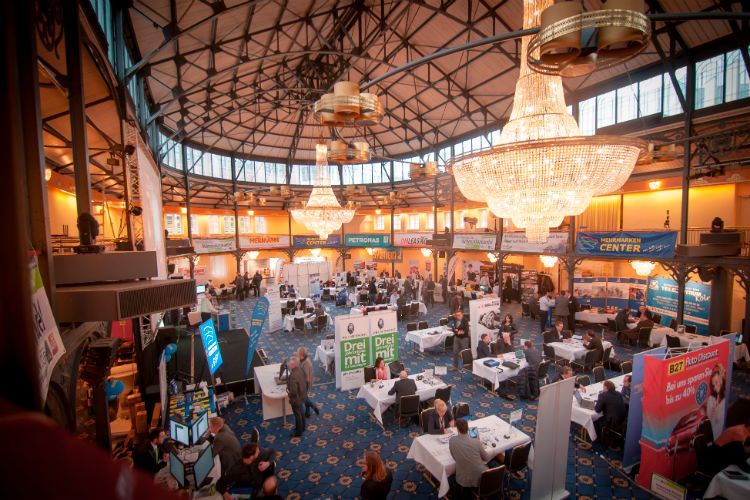 Die gut besuchte Ausstellungshalle mit den neuen Kooperationspartnern und Großhändlern. (Foto: ELN)