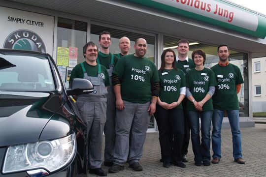 Die Jung-Mannschaft: Inhaber Rudolf Jung (3.v.r.) ist stolz auf die Leistungen seiner Mitarbeiter. (Archiv: Vogel Business Media)