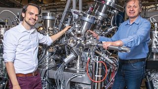 Niels Schröter (links) und Vladimir Strocov an ihrer Experimentierstation in der Synchrotron Lichtquelle Schweiz SLS des PSI. (Paul Scherrer Institut/Mahir Dzambegovic, Paul Scherrer Institut)
