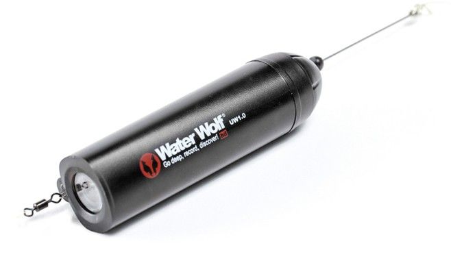 Red Dot Award 2015 - Unterwasserkamera zum Angeln Water Wolf HD UW1 vom Hersteller Svendsen Sport, Dänemark: Die Unterwasserkamera Water Wolf HD UW1 ermöglicht Aufnahmen beim Angeln in Salz- und Süßwasser. Sie wird mithilfe einer Stahlstange an der Angelschnur befestigt und kann bei verschiedenen Formen des Angelns wie Kunstköderangeln oder Angeln mit Schwimmern eingesetzt werden. Die Befestigung ist so konzipiert, dass die Kamera stets in der richtigen Position im Wasser liegt. Zudem bietet ihre schlanke Form nur einen geringen Wasserwiderstand, sodass die Kamera ruhig durch das Wasser gleitet.  (Bild: Red Dot)