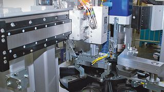 Bild 1: In der flexiblen Montagezelle für Spezialkugellager arbeiten zwei Linearmotorachsen horizontal und vertikal zusammen. Die schlanke Bauform der Achsen ist dabei von Vorteil. (Bild: Weiss)