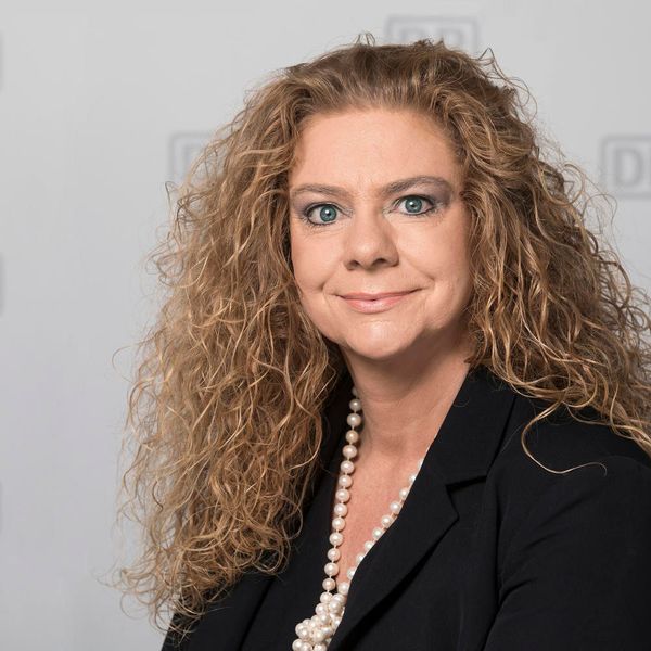 Univ.-Prof. Dr. rer. nat. Sabina Jeschke ist Professorin am Lehrstuhl für Informationsmanagement im Maschinenbau der RWTH Aachen. Sie leitet das Institutscluster IMA/ZLW & IfU. Seit 2011 ist sie Prodekanin der Fakultät für Maschinenwesen der RWTH. Forschungsschwerpunkte sind u.a. komplexe IT-Systeme, Robotik & Automatisierung, Verkehr & Mobilität und Virtuelle Welten für Forschungskooperationen. Jeschke ist außerdem Mitglied des Vorstands „Digitalisierung und Technik“ der Deutschen Bahn. (Deutsche Bahn AG)