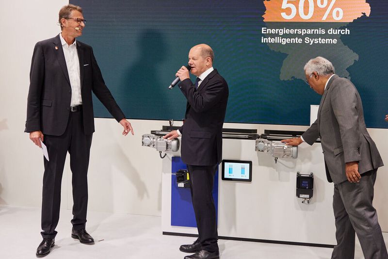 Bei Lenze informierten sich die Politiker über Digitalisierung und Nachhaltigkeit. (Bild: Philip Bartz/Lenze)