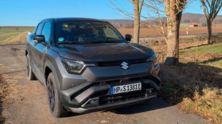 Erinnert mit der kantigen Optik an den Suzuki Across bzw. Toyota RAV4: Der Suzuki E-Vitara. (Bild: Simon – VCG)