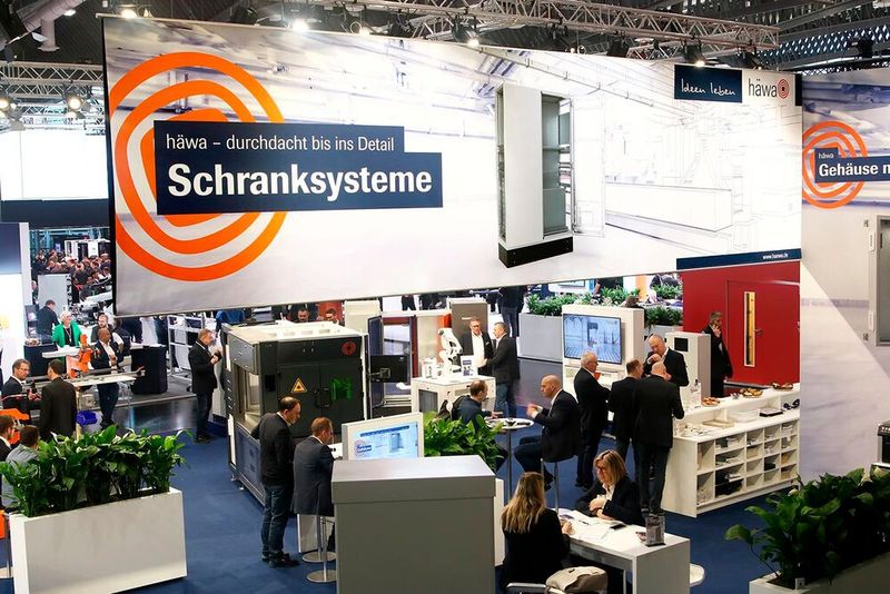 Häwa präsentierte auf der SPS unter anderem ein X-frame Maschinengestell mit integriertem, schwenkbarem Schaltschank.  (Bild: Häwa)